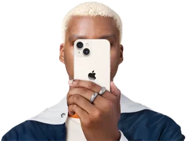Una persona che tiene il telefono ad altezza del viso.