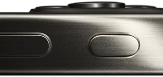 Vista laterale di un iPhone 15 Pro con guscio in titanio; sono visibili il tasto del volume e il tasto Azione