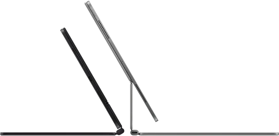 Due Magic Keyboard con iPad Pro agganciati, con il retro dei display uno contro l’altro, nei colori nero siderale e argento