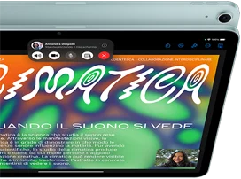 Due iPad Air affiancati: uno visto da davanti con videocamera 12MP Center Stage e una persona in videochiamata su FaceTime e un altro visto da dietro per mostrare la la fotocamera