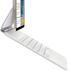 Un iPad Air agganciato a una Magic Keyboard