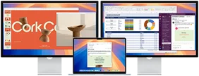Un MacBook Air aperto, con due monitor esterni su cui sono mostrate diverse app