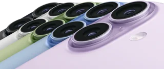 iPhone 17 mostrato da dietro, sistema a doppia fotocamera Fusion, cinque colori disponibili, sovrapposti l’uno sull’altro: nero, bianco, salvia, azzurro nebbia e lavanda