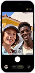 iPhone 17 mostrato di fronte, funzione Inquadratura automatica per le foto