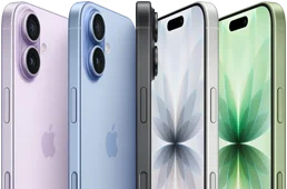 iPhone 17 mostrato di fronte, da dietro e di lato, cinque colori: lavanda, azzurro nebbia, nero, bianco e salvia