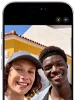 iPhone 17 mostrato di fronte, funzione Inquadratura automatica per le foto in uso