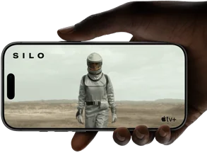 Una mano che tiene un iPhone 17 Pro, in orizzontale, con riproduzione video a schermo intero per mostrare l’autonomia della batteria