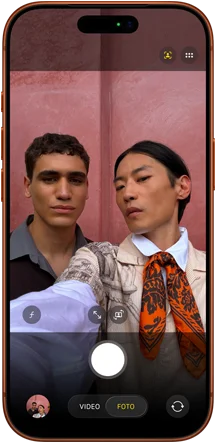 iPhone 17 Pro mostrato di fronte, con funzione Inquadratura automatica per le foto