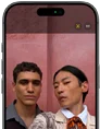 iPhone 17 Pro di fronte con una schermata che mostra la funzione Inquadratura automatica per le foto e come scattare un selfie di un gruppo di persone con i volti evidenziati