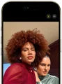 iPhone Air, mostrato di fronte, funzione Inquadratura automatica per le foto in uso