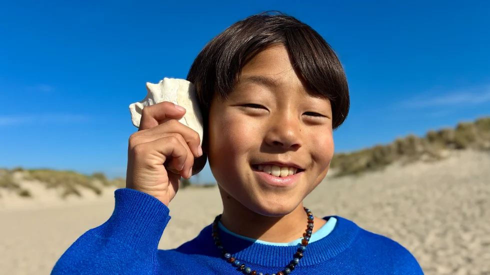 Una foto scattata con la fotocamera Fusion da 48MP, funzione ritratti di nuova generazione in uso, con il volto di una persona messo a fuoco