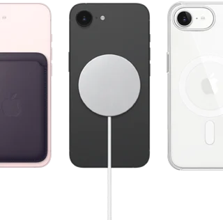 Un iPhone 17e rosa chiaro mostrato da dietro con portafoglio MagSafe in tessuto FineWoven agganciato, iPhone 17e nero mostrato da dietro con alimentatore MagSafe agganciato, iPhone 17e bianco mostrato da dietro con custodia MagSafe trasparente agganciata